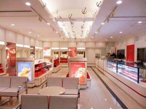 お土産物販店舗デザイン設計事例、神戸フランツハーバーランドウミエモザイク2、イカリのモビールが揺れる店舗内の写真