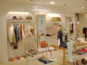 アパレル店舗デザイン設計事例、ドロワットロートレアモン(droite-lautreamont)小田急百貨店新宿店、アーチの連続する店内の写真