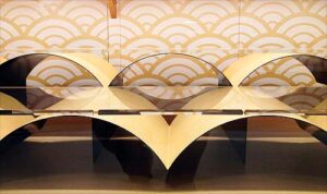 物販店舗デザイン設計実績事例、道南真昆布真帆屋、阪急百貨店大阪梅田本店、青海波の文様をモチーフにしたショーケース内の棚