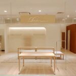 アパレル店舗デザイン設計事例、ドロワットロートレアモン(droite-lautreamont)ピオレ姫路店、白を基調とした店内の写真