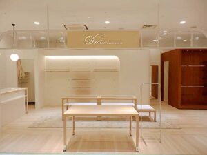 アパレル店舗デザイン設計事例、ドロワットロートレアモン(droite-lautreamont)ピオレ姫路店、白を基調とした店内の写真