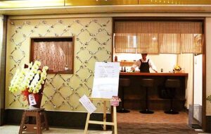 居抜き店舗デザイン改装実例、カレー屋いつつみ、グラフィカルにスプーンを貼った壁のファサード