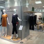 アパレル店舗デザイン設計事例-ドロワット-ロートレアモン(droite-lautreamont)東武百貨店船橋店-グレーの背景のショーウィンドウのファサード写真