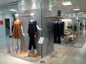 アパレル店舗デザイン設計事例-ドロワット-ロートレアモン(droite-lautreamont)東武百貨店船橋店-グレーの背景のショーウィンドウのファサード写真
