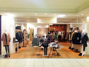 アパレル店舗デザイン設計事例-ドロワットロートレアモン(droite-lautreamont)大丸百貨店札幌店-店内の全景の写真