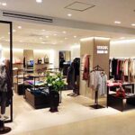 アパレル物販店舗デザイン設計事例-スウィンスウィング-マーレンダム(SWINSWING-MARLENE-DAM)-銀座松屋店-壁面の間接照明の美しい店内