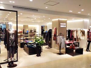 アパレル物販店舗デザイン設計事例-スウィンスウィング-マーレンダム(SWINSWING-MARLENE-DAM)-銀座松屋店-壁面の間接照明の美しい店内