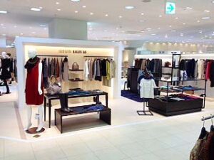 アパレル店舗デザイン設計事例-スウィンスウィング-マーレンダム(SWINSWING-MARLENE-DAM)-ジェイアール名古屋タカシマヤ店-間接照明の美しい壁面