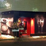 店舗デザイン設計事例-カフェバー-cafe&barソワレ(soiree)-名古屋-赤い扉と大きなビジュアルで訴求するファサード