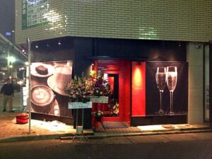 店舗デザイン設計事例-カフェバー-cafe&barソワレ(soiree)-名古屋-赤い扉と大きなビジュアルで訴求するファサード