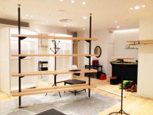 アパレル店舗デザイン設計事例-ドロワットロートレアモン(droite-lautreamont)近鉄百貨店あべのハルカス店-大きな棚什器がショップを緩やかに区切る店内の写真