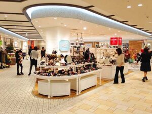 アクセサリー物販店舗デザイン設計事例-アニミモティオ(ANIMI MOTIO)mikke店-クラシカルなイメージの什器で構成されたショップ