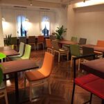 居抜き店舗デザイン設計事例-飲食店-cafe-diningかや-大阪豊中-カラフルな椅子が並べられた店内