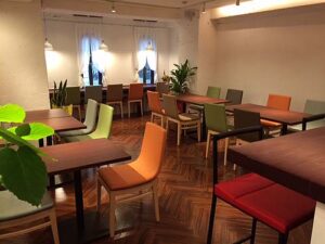 居抜き店舗デザイン設計事例-飲食店-cafe-diningかや-大阪豊中-カラフルな椅子が並べられた店内