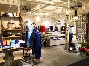 店舗デザイン設計事例-アパレル物販店-complexe-avec-RNA-N-ラフォーレ原宿-東京-アンティーク素材で構成された店内