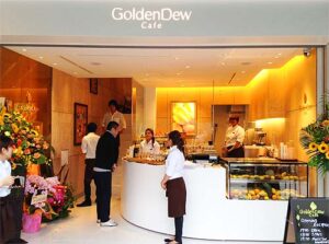 店舗デザイン設計事例-飲食店マンゴーカフェ-goldendew-cafe-神戸元町-ゴールデンデューカラーのグラデーションの壁で包まれたオーダーカウンター