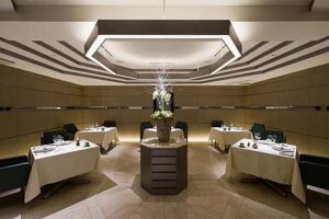 店舗デザイン設計事例-フレンチレストラン飲食店-la-becasse(ラ・ベカス)-大阪淀屋橋-八角形の皮張りの壁に囲まれたテーブル席の写真