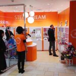 物販店舗デザイン設計事例-スチームクリーム(STEAMCREAM)大阪ホワイティー梅田mikke店-ブランドカラーのオレンジ溢れる店舗