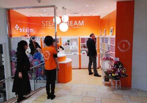 物販店舗デザイン設計事例-スチームクリーム(STEAMCREAM)大阪ホワイティー梅田mikke店-ブランドカラーのオレンジ溢れる店舗
