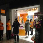物販店舗デザイン設計事例-スチームクリーム(STEAMCREAM)天神地下街店-ブランドカラーのオレンジの什器の見える店舗ファサード