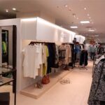 アパレル店舗デザイン設計事例-スウィンスウィング(SWINSWING)大丸百貨店京都店-ハンガーパイプを隠し、浮遊感ある壁面