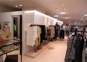 アパレル店舗デザイン設計事例-スウィンスウィング(SWINSWING)大丸百貨店京都店-ハンガーパイプを隠し、浮遊感ある壁面