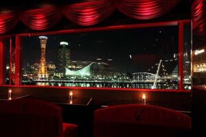 飲食店舗デザイン設計事例-フランツカフェ-店内窓から見える美しい神戸港の夜景
