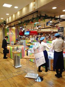 物販店舗デザイン設計事例-ヨーグラートyogrart阪急百貨店大阪梅田-セブンデイズカラーが連続する店内