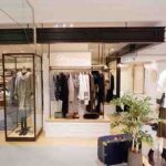 アパレル店舗デザイン設計事例-ドロワットロートレアモン(droite-lautreamont)大丸神戸店-店舗ファサードから見た店内の写真