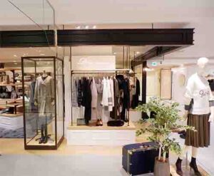アパレル店舗デザイン設計事例-ドロワットロートレアモン(droite-lautreamont)大丸神戸店-店舗ファサードから見た店内の写真