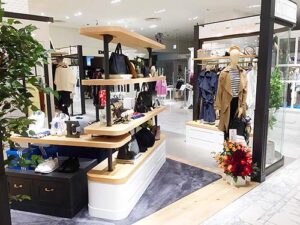 アパレル店舗デザイン設計事例-ドロワットロートレアモン(droite-lautreamont)松坂屋名古屋店-店舗ファサードから見た店内の写真