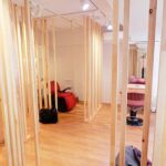 美容室サロンデザイン設計事例-大阪心斎橋髪小山-木角材をランダムに並べ緩やかに区切った店内の写真