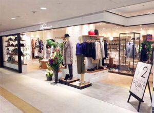 アパレル店舗デザイン設計事例-ドロワットロートレアモン(droite-lautreamont)ジョイナス横浜-店舗ファサードから見た店内の写真