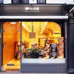 呉服店舗デザイン設計事例-和想館ロンドンノッティングヒル-店舗ファサードから金箔の壁に包まれた店内の写真