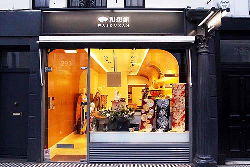 呉服店舗デザイン設計事例-和想館ロンドンノッティングヒル-店舗ファサードから金箔の壁に包まれた店内の写真