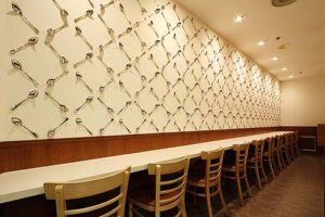 居抜き飲食店舗デザイン改装実例-カレー屋いつつみ-壁にたくさんのスプーンを貼る