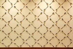 居抜き飲食店舗デザイン改装実例-カレー屋いつつみ-壁にグラフィカルにスプーンを貼る