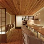 店舗リノベーション実績事例-喫茶IMA-床と天井を同じ素材で仕上げ、間接照明で白い壁の陰影を浮かび上がらせる