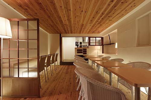 店舗リノベーション実績事例-喫茶IMA-床と天井を同じ素材で仕上げ、間接照明で白い壁の陰影を浮かび上がらせる