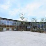呉服店舗デザイン設計事例-和想館松江店-駐車場から見た庭越しの建物全景の昼の写真