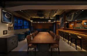 店舗デザイン設計実績事例-錢屋カフヱー大阪上本町-店内写真-ZENIYA-CAFE-シックな雰囲気の中央のビッグテーブル