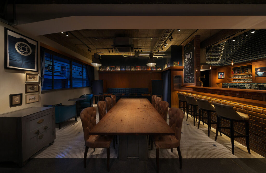 店舗デザイン設計実績事例-錢屋カフヱー大阪上本町-店内写真-ZENIYA-CAFE-シックな雰囲気の中央のビッグテーブル