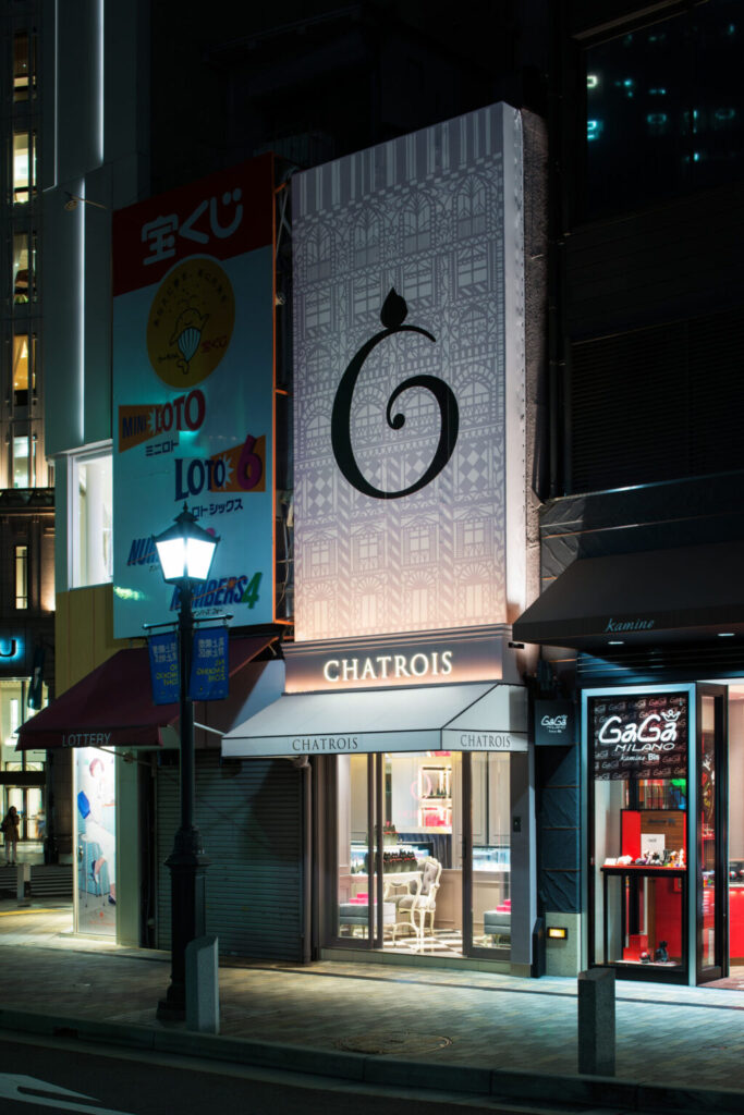 CHATROIS(シャトロワ)古い建物外観をテントで覆う_テントには、パリの古い建物の外観をモチーフにした切り絵をプリント