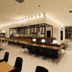 店舗デザイン設計実績事例-神奈川大学みなとみらいキャンパス1階学食レストランvoyage(ボヤージュ)CANTINE-広々とした天井の高い店内写真
