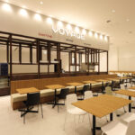 店舗デザイン設計実績事例-飲食店ビアレストラン学食-VOYAGE(ボヤージュ)神奈川大学みなとみらいキャンパス-横浜-空間のアクセントとして木角材で組まれたドリンクカウンター