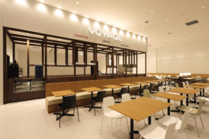 店舗デザイン設計実績事例-飲食店ビアレストラン学食-VOYAGE(ボヤージュ)神奈川大学みなとみらいキャンパス-横浜-空間のアクセントとして木角材で組まれたドリンクカウンター