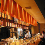 飲食店舗デザイン設計事例の赤垣屋、長い立ち呑みカウンターの上に吊られた木の縦格子