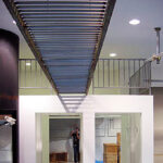 ゴーテボーグあべのhoop-フィッティングルームの上に延びるエイジングされたローラーコンベア