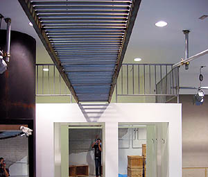 ゴーテボーグあべのhoop-フィッティングルームの上に延びるエイジングされたローラーコンベア