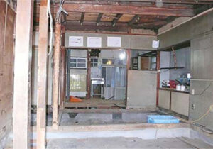 喫茶IMA、古い家の室内の解体